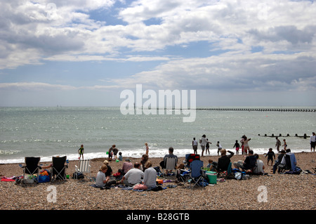 Les visiteurs bénéficient d'un jour étés typiquement anglais sur la plage de Littlehampton West Sussex UK Banque D'Images