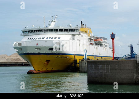 La Côte d albâtre aux côtés de ferry du port de Dieppe France Europe Banque D'Images