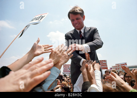 ROBERT F KENNEDY politicien nous faisant campagne pour l'investiture présidentielle démocrate en Californie en 1968 Banque D'Images