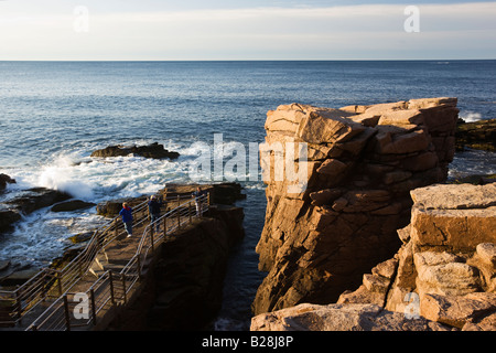 Les touristes à Thunder Hole, l'Acadia National Park, moi Banque D'Images