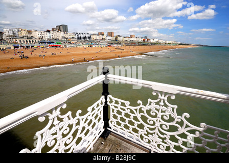 Front de mer de Brighton en été à l'égard de Kemp Town East Sussex England UK Banque D'Images