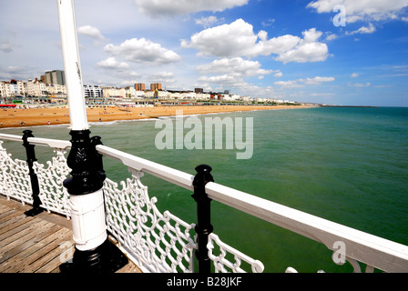 Front de mer de Brighton en été à l'égard de Kemp Town Sussex UK Banque D'Images