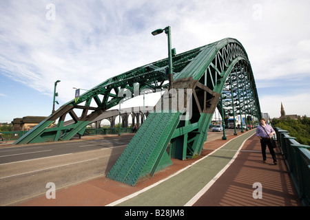 UK de Tyne et Wear Sunderland Wearmouth pont routier sur l'usure de la rivière Banque D'Images