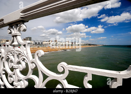 Front de mer de Brighton en été à l'égard de Kemp Town East Sussex England UK Banque D'Images