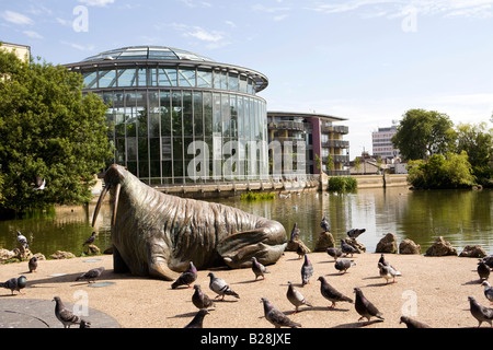 UK de Tyne et Wear Sunderland Mowbray Park Jardins d'hiver sur le lac à partir de la sculpture de morse Banque D'Images