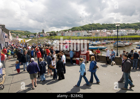 Les gens devant le quai de la Baie de Cardigan au Pays de Galles, d''Aberaeron festival des fruits de mer Juin 2008 Banque D'Images