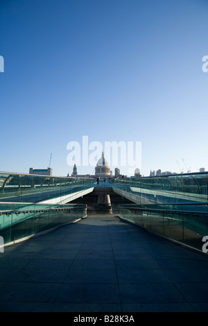 Vue sur les piétons qui traversent le pont du Millénaire tiré du Southwark fin avec St Paul's en arrière-plan Banque D'Images