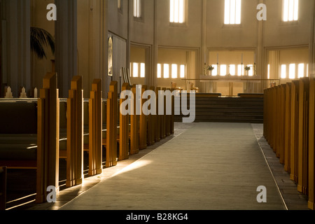 La lumière du soleil brille par la fenêtre de l'est sur les bancs de l'église de Hallgrimur Reykjavik Islande Banque D'Images