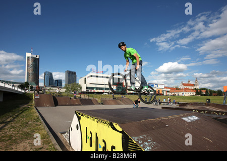 LTU Lituanie Vilnius Capitale Sport Park au centre commercial Europos et du quartier des affaires Banque D'Images