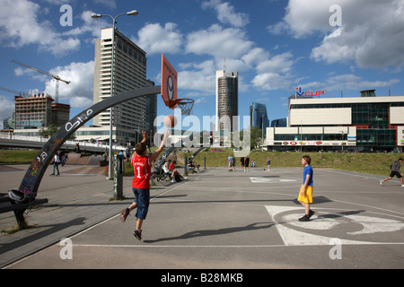 LTU Lituanie Vilnius Capitale Sport Park au centre commercial Europos et du quartier des affaires Banque D'Images