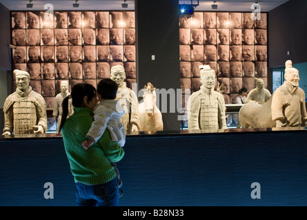 Les touristes voir guerriers de terre cuite sur l'affichage dans le musée d'histoire de Shaanxi Xian Chine Banque D'Images