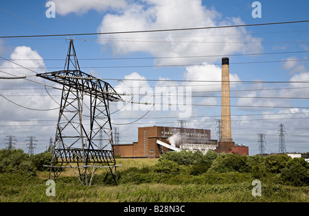 Les lignes d'alimentation en face de Uskmouth Power Station Newport Wales UK Banque D'Images