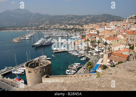 Bateaux de luxe à moared le port de Calvi dans le nord de la Corse Banque D'Images