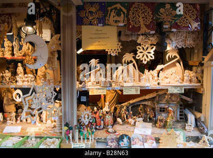Bloquer la vente de décoration de Noël artisanal traditionnel sur marché de Noël à Düsseldorf en Allemagne Banque D'Images