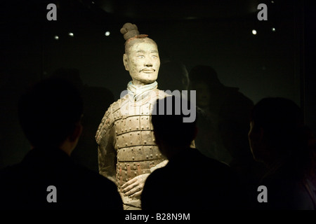 Les touristes voir trois de terre cuite de couleur sur l'affichage dans le musée d'histoire de Shaanxi Xian Chine Banque D'Images