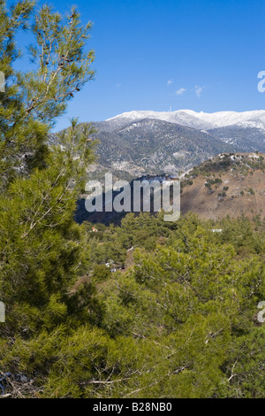 Le mont Olympe sur le massif du Troodos vu de près de Dongo, Chypre Banque D'Images