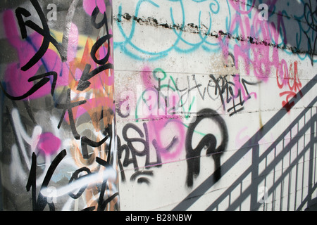 Graffiti urbain coloré sur la surface du mur ancien en plein air soleil Banque D'Images