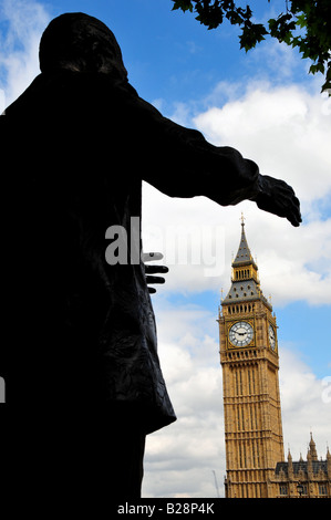 Statue de Nelson Mandela et les chambres du Parlement, Londres, UK Banque D'Images