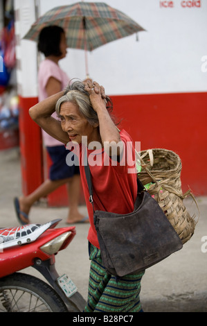 Une femme Mangyan promenades à travers le marché central de Mansalay, Oriental Mindoro, Philippines. Banque D'Images