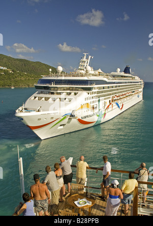 Bateau de croisière Norwegian Dawn de la ligne norvégienne de croisière, de quitter le port à Tortola Banque D'Images