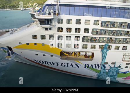 Bateau de croisière Norwegian Dawn, de la Norwegian Cruise Line, de quitter le port à Tortola Banque D'Images