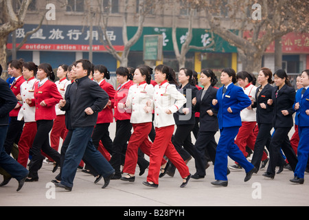 Le personnel sur des exercices matinaux dans le parc de la musée d'histoire de Shaanxi Xian Chine Banque D'Images