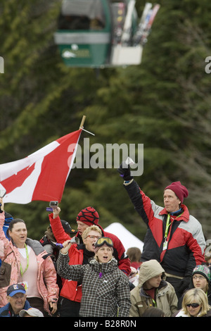 Les gens célébrant Whistler British Columbia Canada Banque D'Images