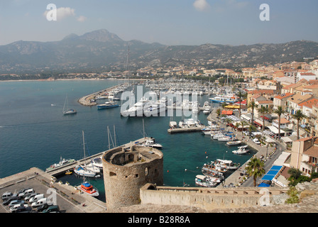 Bateaux de luxe à moared le port de Calvi dans le nord de la Corse Banque D'Images