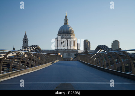 Tôt le matin soleil sur les câbles de suspension latérale du Millennium Bridge, London England Banque D'Images