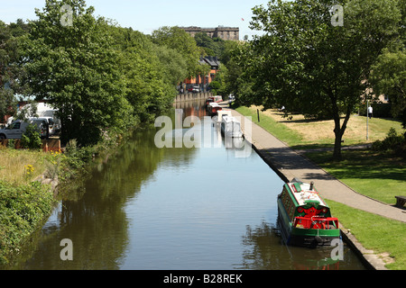 Narrowboats sur un canal avec le château de Nottingham Nottingham dans la distance Banque D'Images