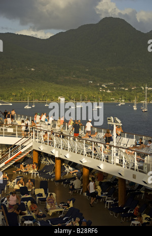 L'île des Caraïbes de la Dominique d'un navire de croisière Celebrity dynastie en lumière du soir Banque D'Images