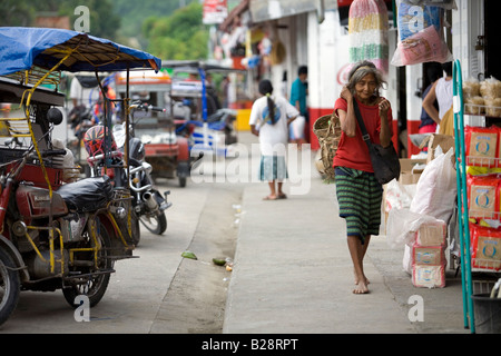 Une femme Mangyan promenades à travers le marché central de Mansalay, Oriental Mindoro, Philippines. Banque D'Images