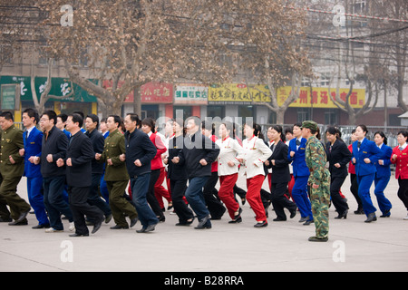 Le personnel sur des exercices matinaux dans le parc de la musée d'histoire de Shaanxi Xian Chine Banque D'Images