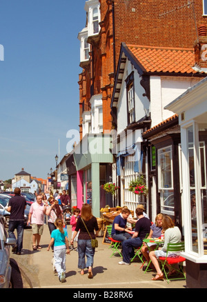 Les gens assis, boire et manger dans le café de rue et les restaurants tout en étant occupés avec les touristes le long de la rue Haute, Aldeburgh, Suffolk, Angleterre, Royaume-Uni Banque D'Images