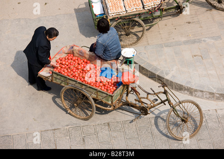 Les tomates et les oeufs à vendre des chariots dans la rue du marché à partir de la Muraille Xian Chine Banque D'Images