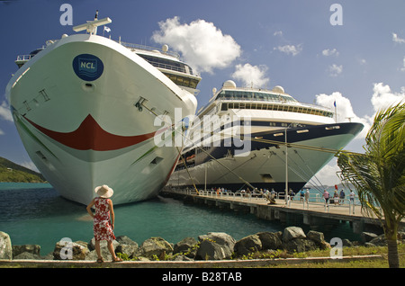 Les navires de croisière amarré à Tortola Banque D'Images