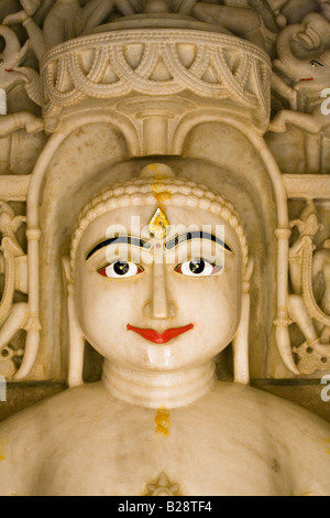 Sculpté à la main d'une statue en marbre blanc de MAHAVIRA dans un temple Jain à l'intérieur de FORT JAISALMER RAJASTHAN INDE Banque D'Images