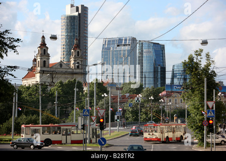 LTU Lituanie Vilnius, capitale du district d'affaires Europos Center Green pont sur la rivière Neris Banque D'Images