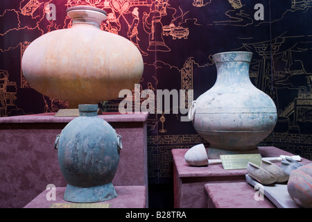 Artefacts sur l'affichage à la Dynastie Han tombe de Han Yang Ling Xian Chine Banque D'Images