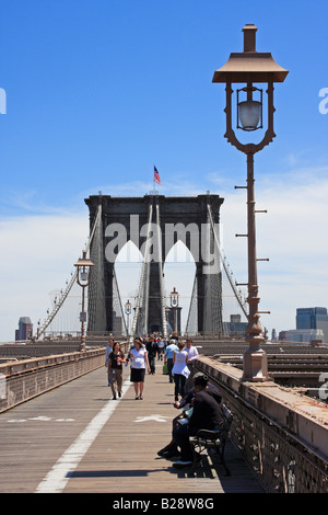 Les gens qui marchent sur Brooklyn Bridge walkway - New York City, USA Banque D'Images