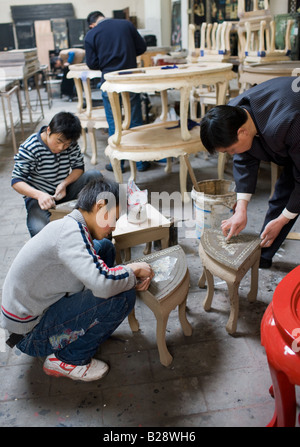 Artisans au travail de marqueterie sur les tableaux de laque à l'usine de meubles et de souvenirs Xian Chine Banque D'Images