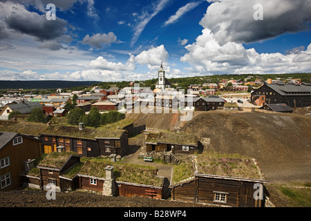 Vue grand angle de Røros en Norvège en été bien prise depuis le sommet du crassier Banque D'Images