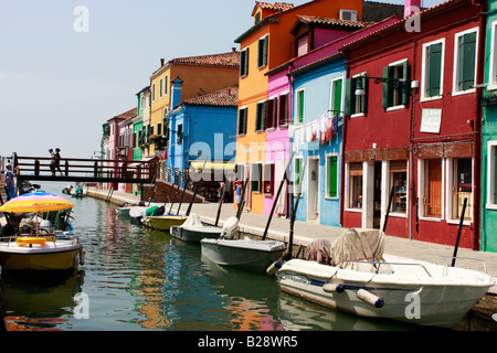 Bien typiques maisons peintes aux couleurs vives bordent les rues et les canaux de l'île vénitienne de Burano populaires Banque D'Images