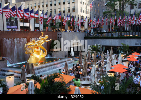 Le Prometheus statue en or dans le Rockefeller Center - New York City, USA Banque D'Images
