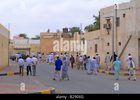 Les hommes de quitter la prière du vendredi Ar Rustaq Oman Banque D'Images