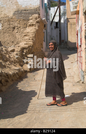 Femme dans la rue village omanais Wadi al Abyad Oman Banque D'Images