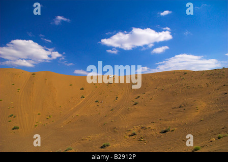 Dune Bashing un quatre roues motrices dune de sable près de Wadi al Abyad Oman Banque D'Images