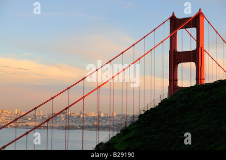 Fragment de la tour nord du Golden Gate Bridge au coucher du soleil sur fond d'horizon de San Francisco Banque D'Images