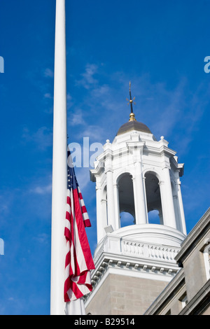 L'American flag flying berne à l'extérieur de l'Hôtel de ville de Newport dans le Rhode Island Banque D'Images