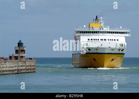 La Côte d albâtre ferry entre dans le port de Dieppe France Europe Le navire est en route de Cropani Marina Banque D'Images